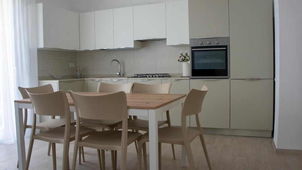 Cucina attrezzata con tavolo da pranzo